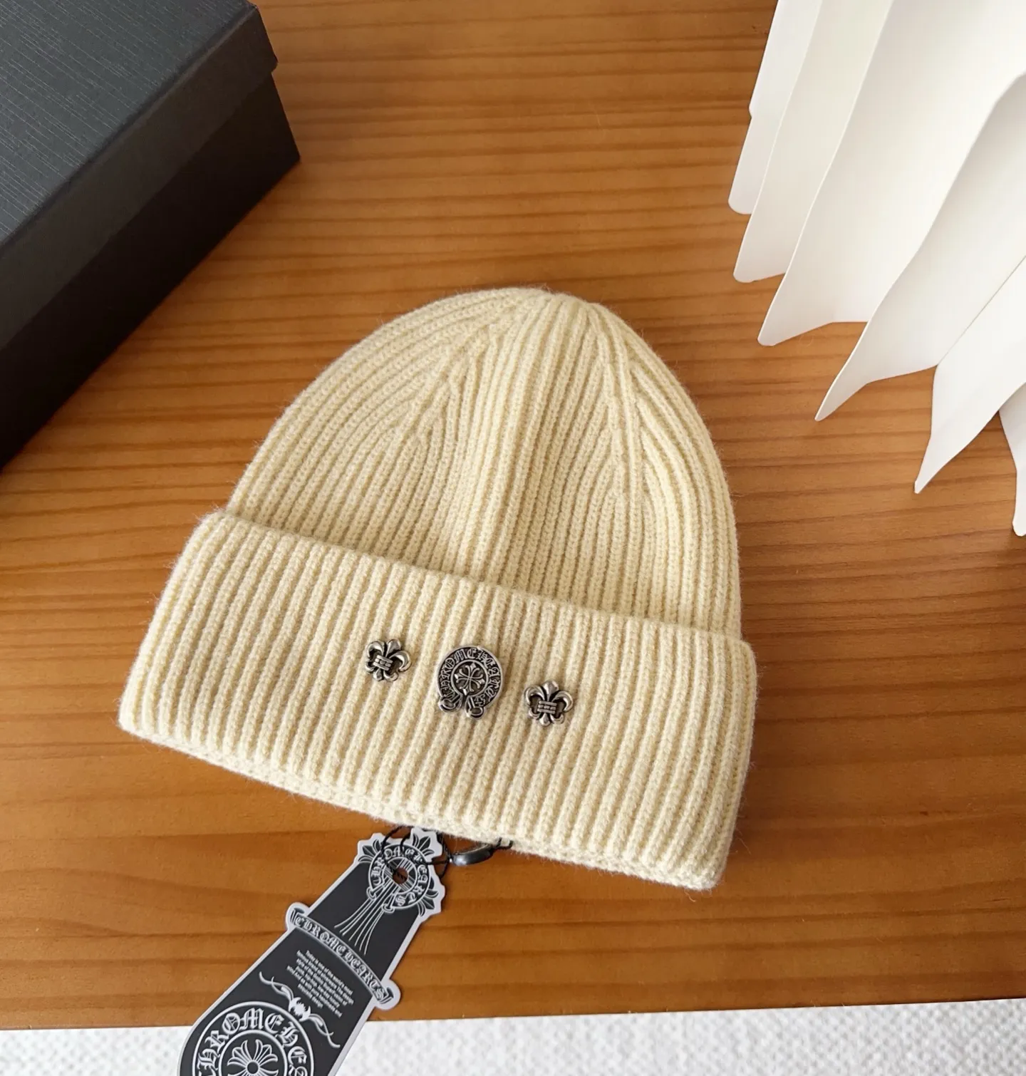 💰50 Crow Heart Autumn and Winter Wool Knitted Beanie This must be a favorite of minimalism. It is clean, neat, fashionable and versatile, and will definitely not be picky about your face shape! A fashionable classic that lasts forever! Fashionable black and white can be purchased together!